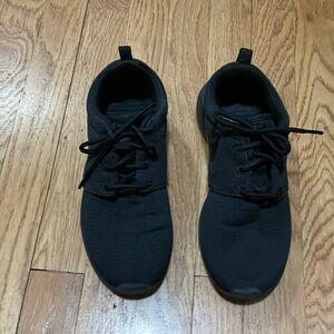 Nike Roche black on black sneakers👟